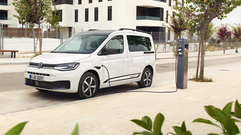 El VW Caddy eHybrid cargándose.