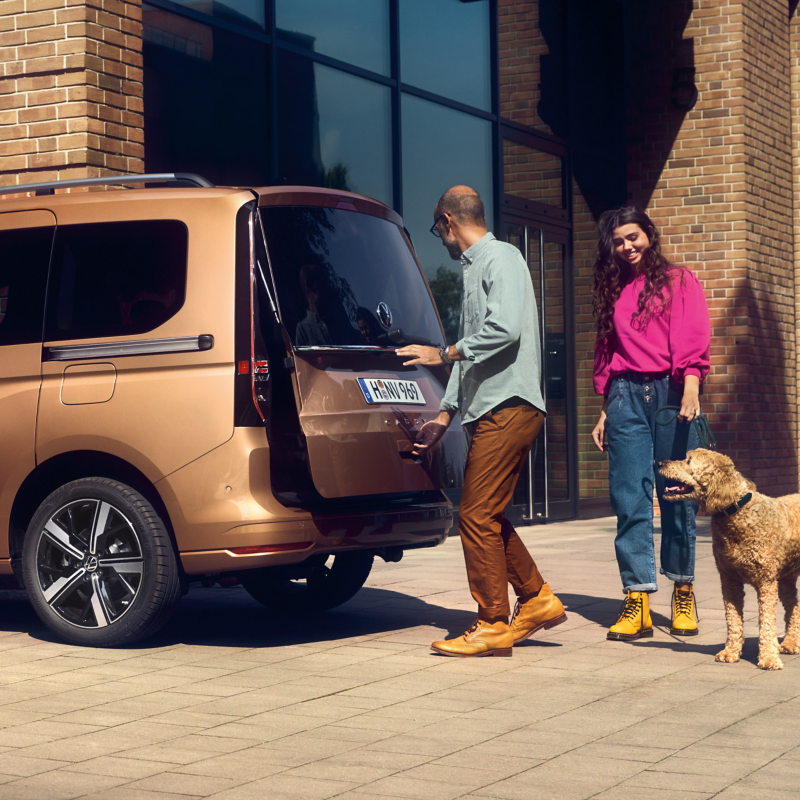 VW Caddyn takaluukkua avaamassa