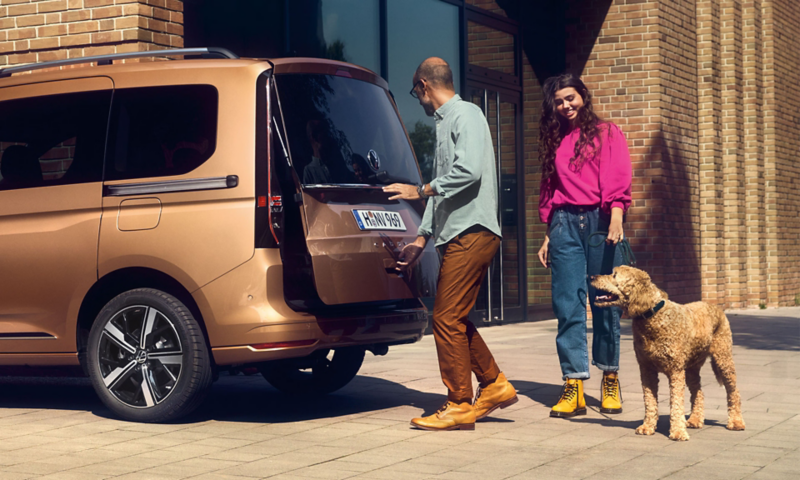 Le Volkswagen Caddy en coupe, vu de l’arrière et de côté.