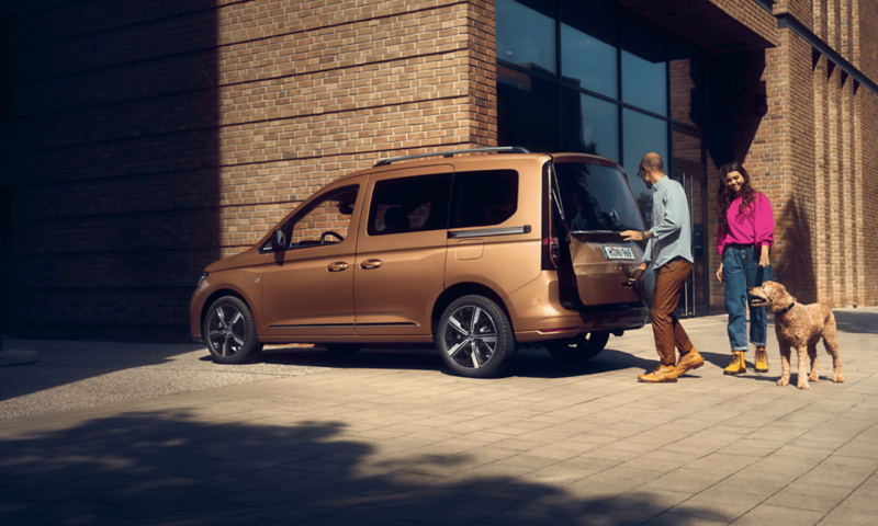 Widok VW Caddy z boku i z tyłu.