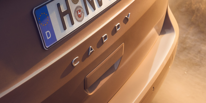 Der Modellschriftzug am Heck des VW Caddy.