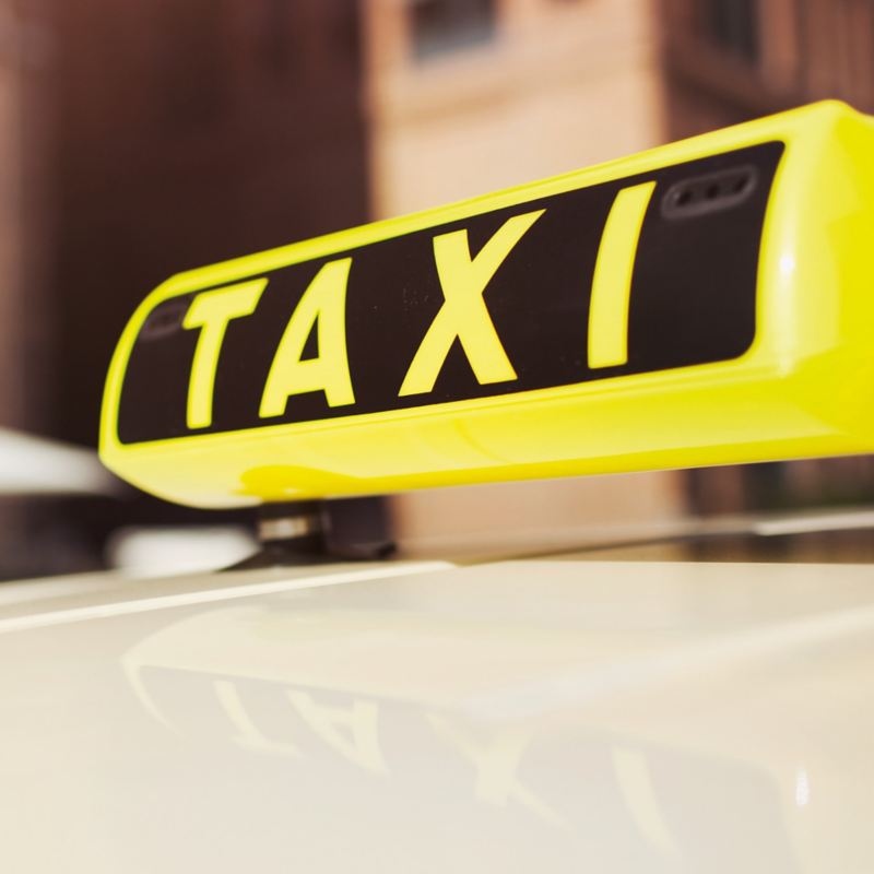 Ein Taxi Dachzeichen in einer Nahaufnahme.