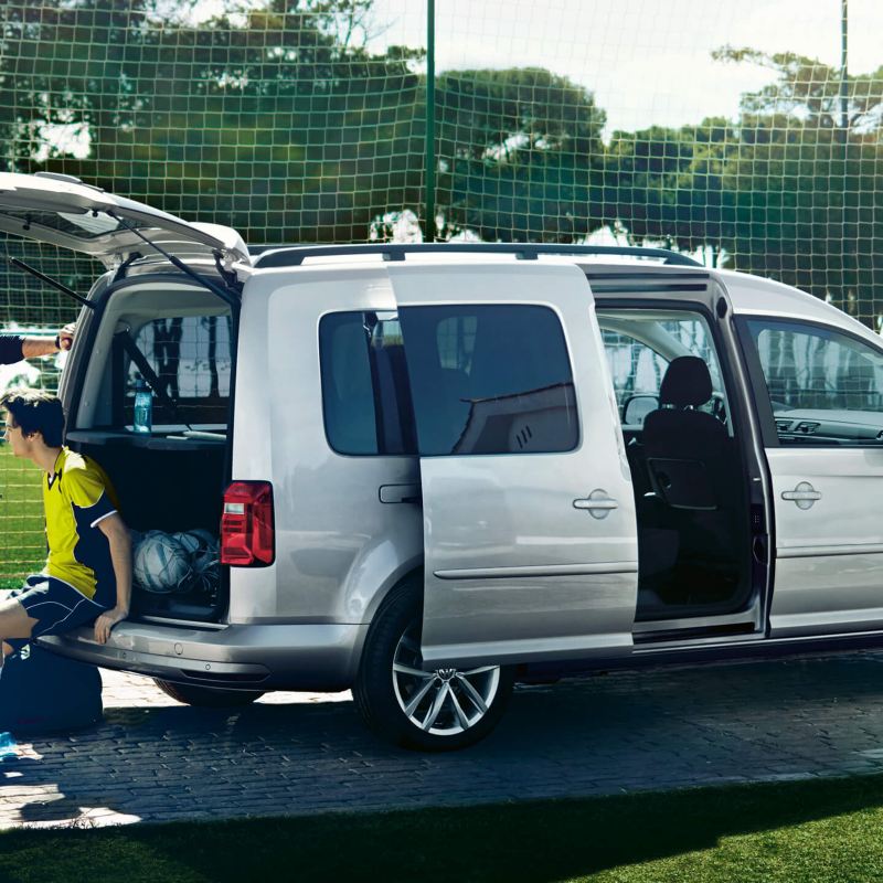 ABT e-Caddy Maxi Trendline och ett fotbollslag