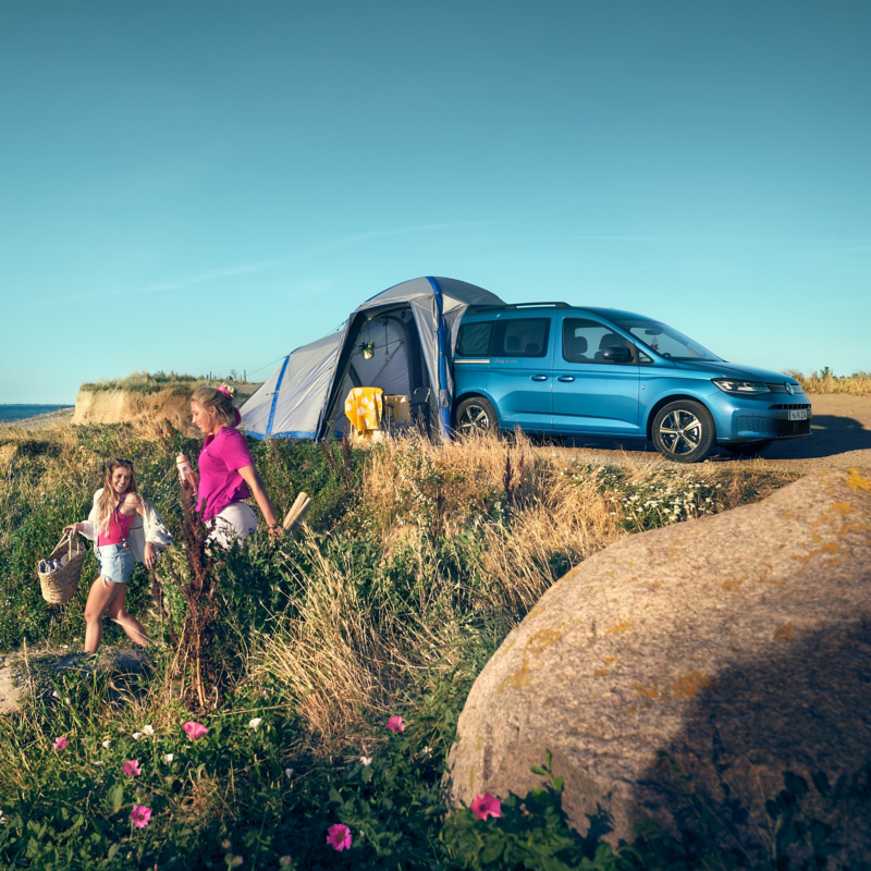 Der Caddy California mit Zelt auf einer Düne.