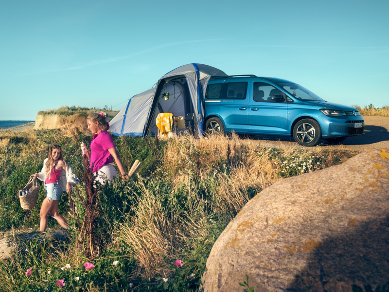 Der Caddy California mit Zelt auf einer Düne.