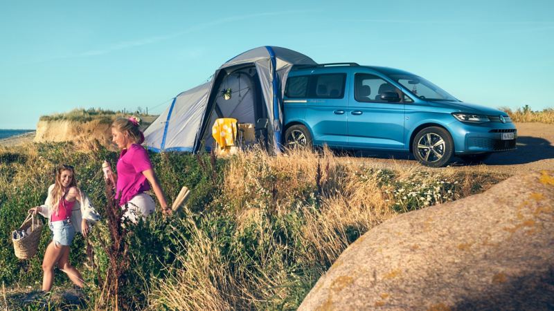 VW Caddy California med tält uppställd på en stranddyn