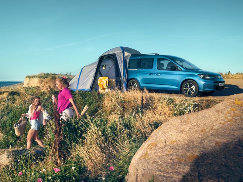 Der Caddy California mit Zelt auf einer Düne.