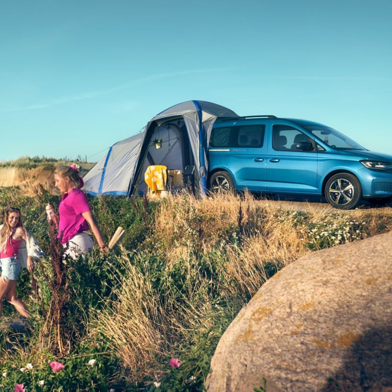 Der Caddy California mit Zelt auf einer Düne.