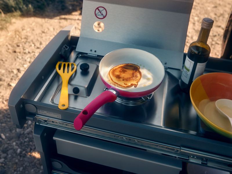 Matlagning på utdragbart pentry i nya VW Caddy California minicamper