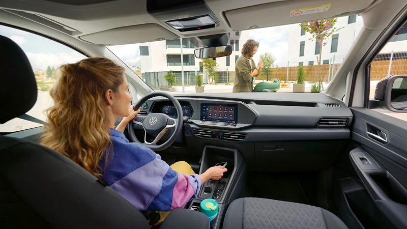 Dettaglio del sistema di infotainment del display Cockpit da 10" di Nuovo Caddy Volkswagen.