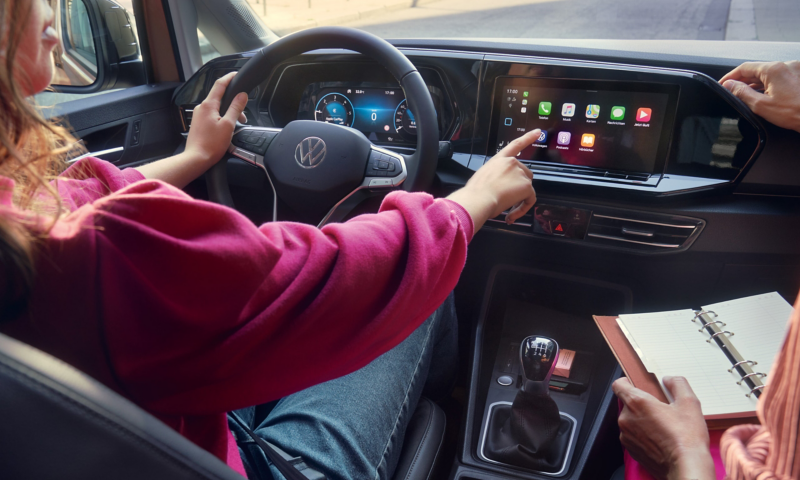 Una donna sta utilizzando il Digital Cockpit nel Caddy.