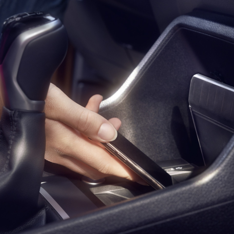 Induktiv laddning för smartphone i VW Caddy.