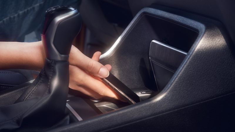 Dettaglio dell'interfaccia per la ricarica degli smartphone montato in un Nuovo Caddy Volkswagen.