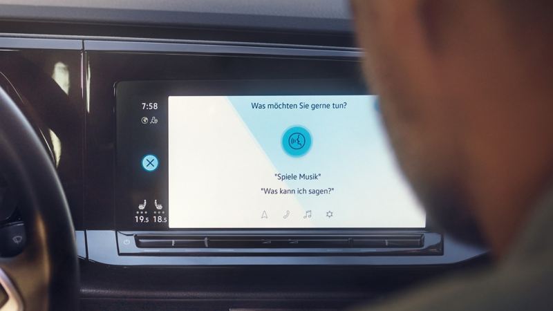 Dettaglio degli indicatori digitali del comando vocale all'interno del display da 10" di Nuovo Caddy Cargo Volkswagen.