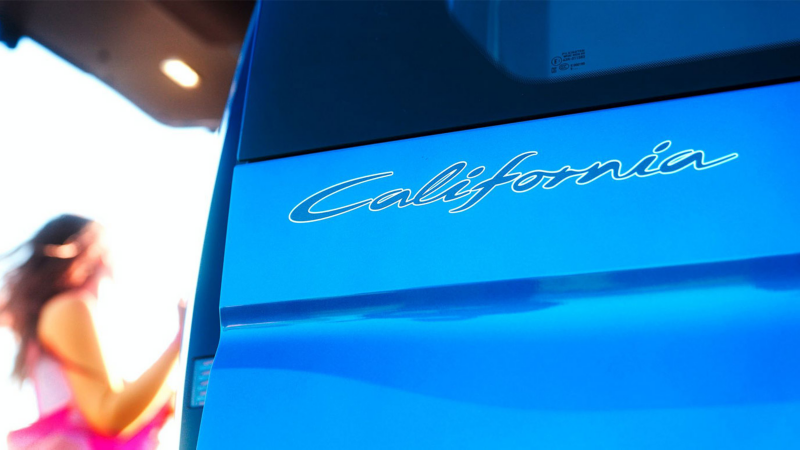 Plano cercano de la palabra California grabada en la carrocería del Caddy California