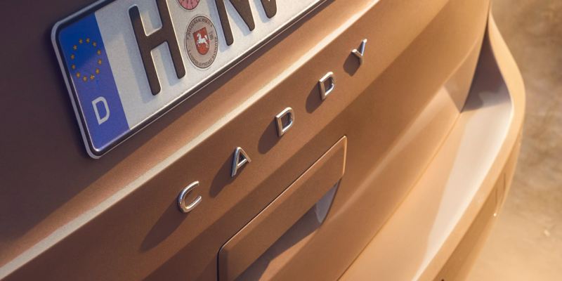 Nærbillede af Caddy-modelnavnet bag på VW Caddy.