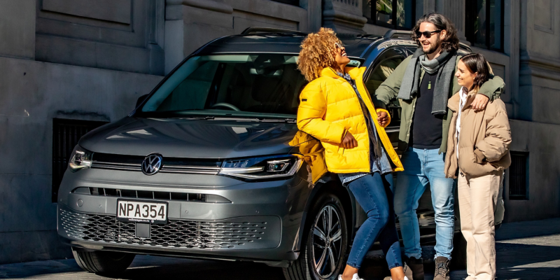 Deux femmes marchent alors que le nouveau Caddy est à l’arrière-plan. 