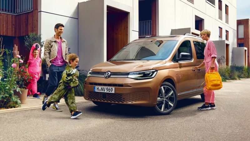 Una famiglia si appresta a salire su un Nuovo Caddy Volkswagen.