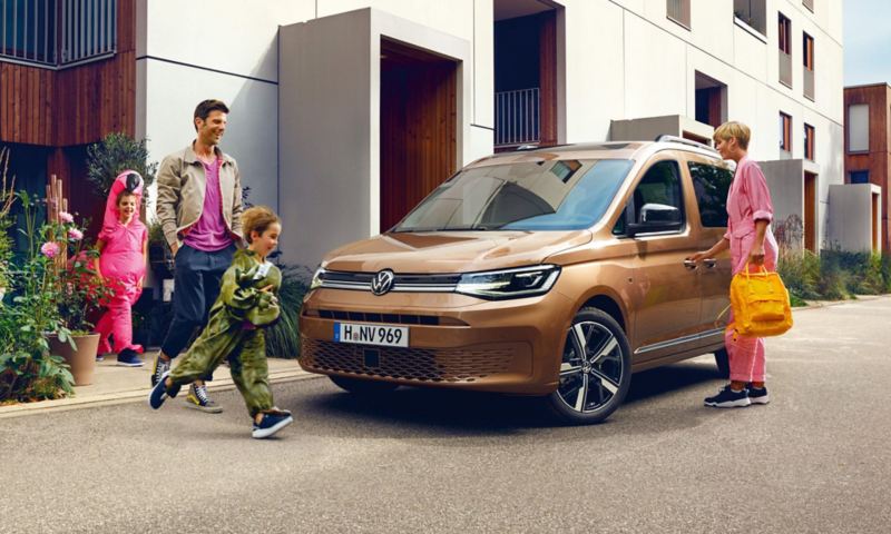 Una famiglia si appresta a salire su un Nuovo Caddy Volkswagen.