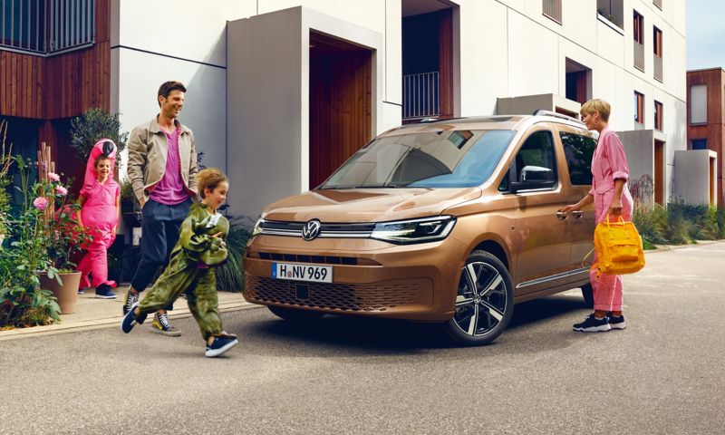 Familj vid en Volkswagen Caddy familjebil