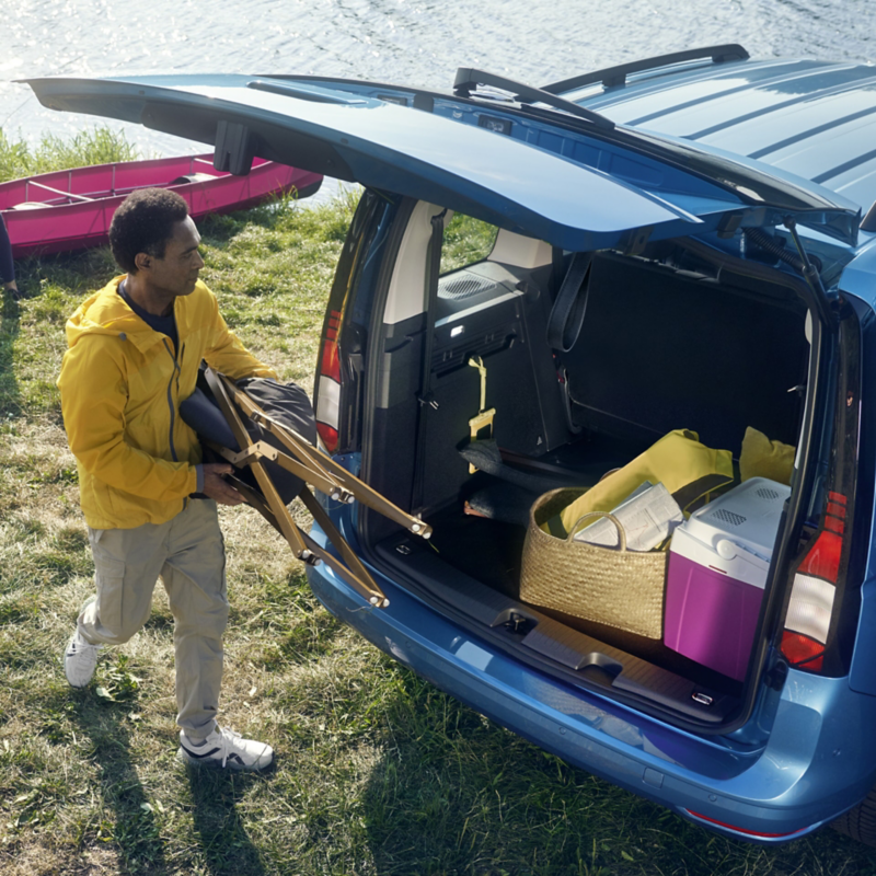 En VW Caddy lastas med bakluckan öppen.