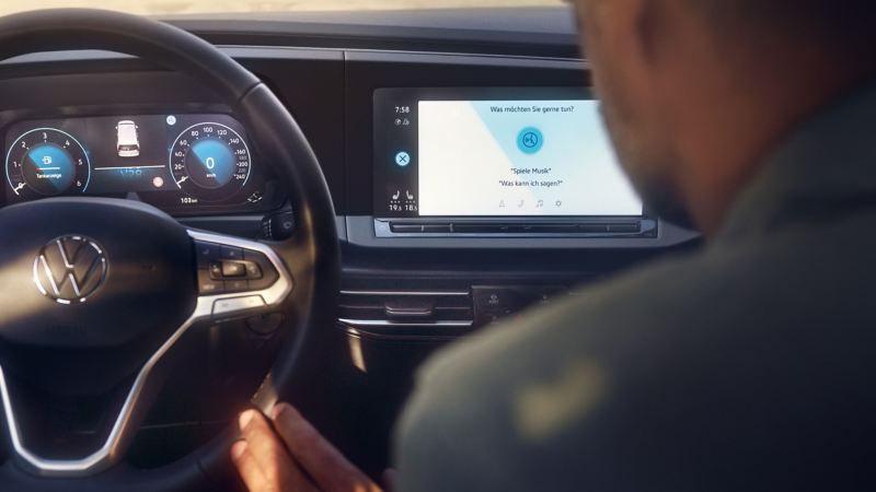 Sur l’écran d’une Volkswagen, la commande vocale est active.