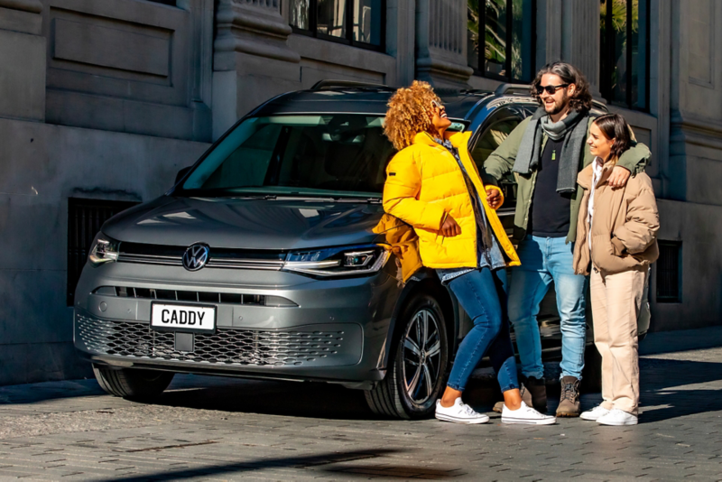 Il Caddy parcheggiato sul ciglio di una strada.