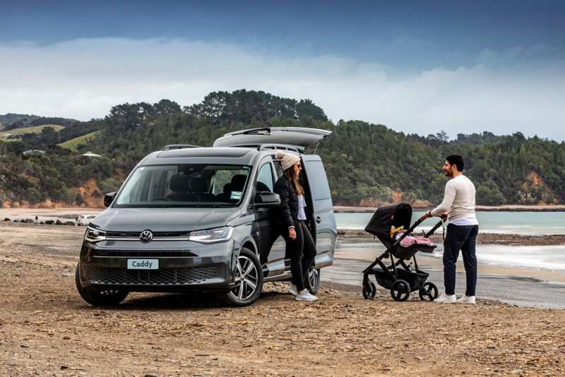 Una coppia con il loro Caddy vicino ad un fiume.