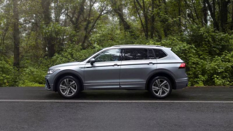 Camioneta Tiguan de Volkswagen circula por carretera dentro del bosque.