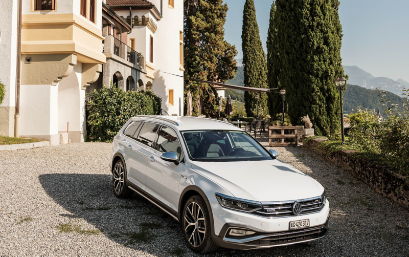 Passat Alltrack vor dem Chateau Maison Blanche