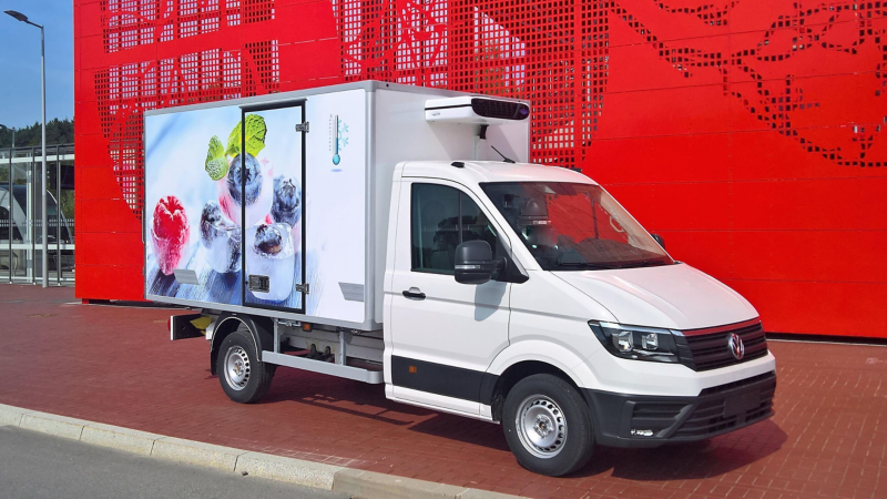 Volkswagen Crafter w zabudowie chłodnia/izoterma na podwoziu.