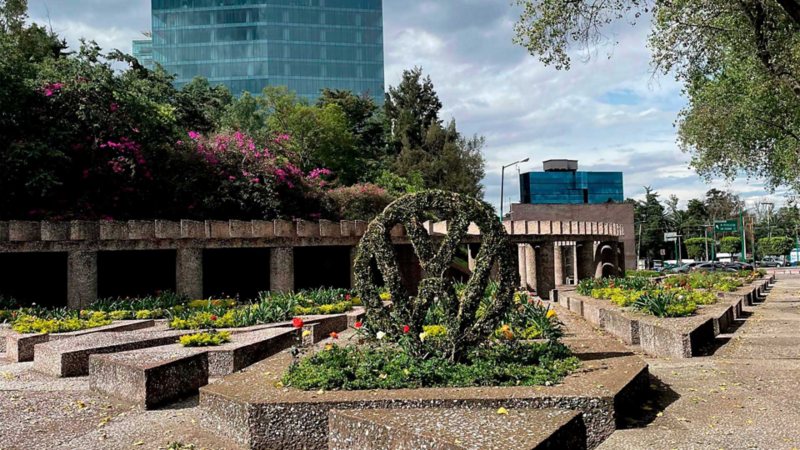 Imagen del jardín Rufino Tamayo con logo de Volkswagen hecho con plantas.