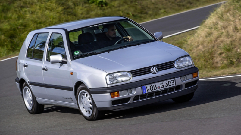 Une Golf Mk3 de Volkswagen Classic démontre son agilité dans un fort virage à gauche.