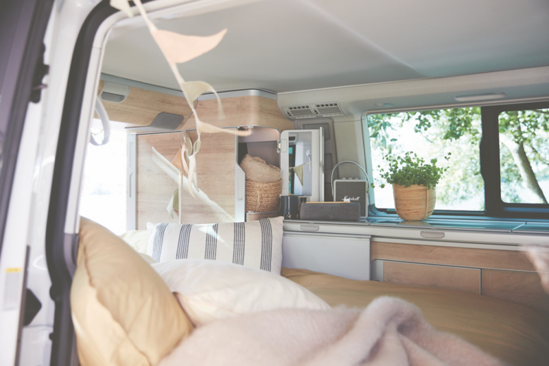 Interiören i en Volkswagen campervan.
