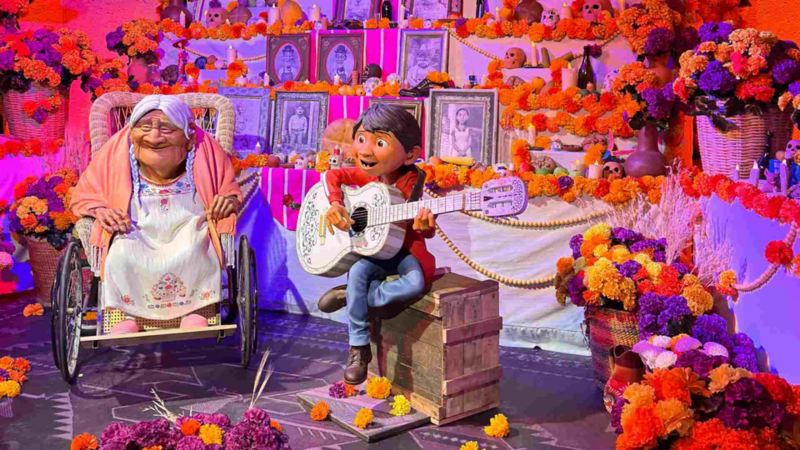 Altar de Día de Muertos inspirado en película Coco de Disney Pixar. 