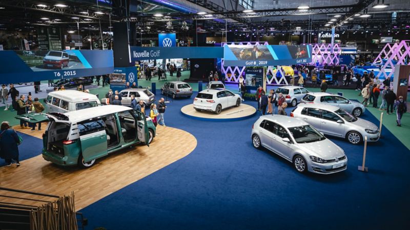 Le Combi et l'ID.Buzz étaient également sur le stand Volkswagen lors du salon Rétromobile 2024.