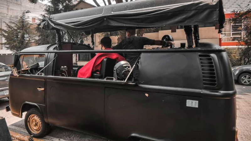 Barbería en la CDMX. Combi VW adaptada a barber shop.