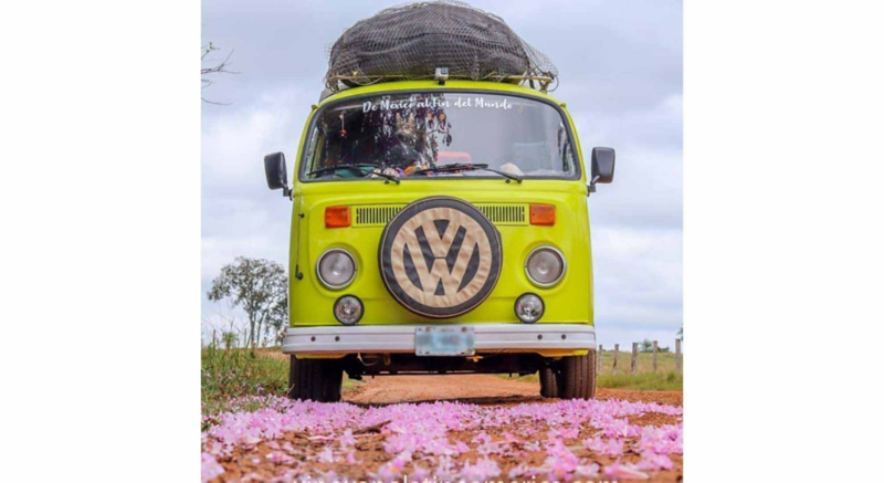 Imagen de combi volkswagen modelo de 1976 color amarillo en carretera. 