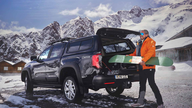 Una mujer conduciendo el VW Amarok.