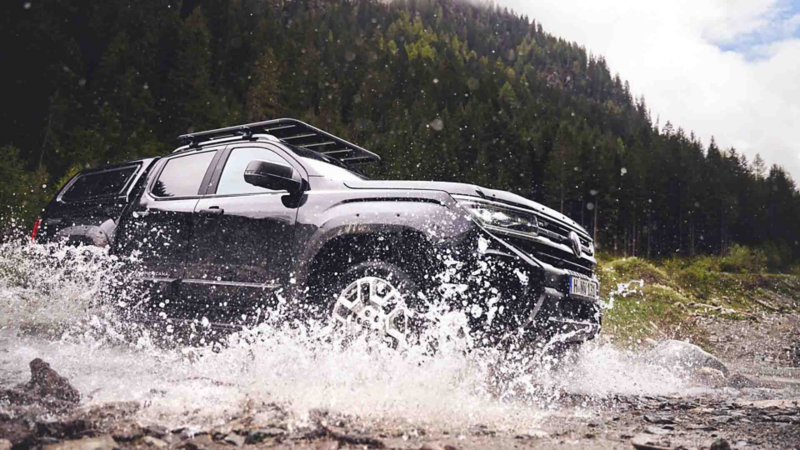 Un VW Amarok en la carretera con un portabicicletas.