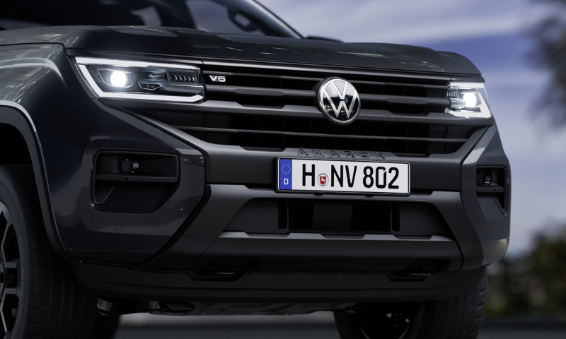 Vista delantera de un Amarok negro