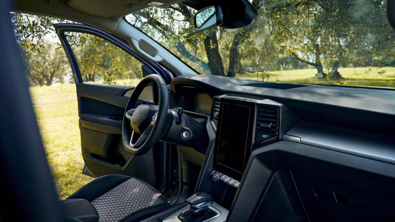Vista interior de un Amarok negro