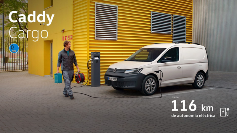 Foto lateral de una Caddy Cargo eHybrid blanca con promoción