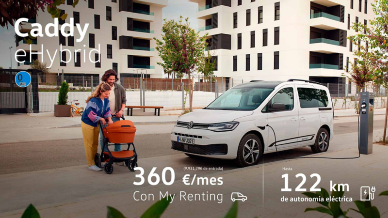 Vista lateral y medio frontal del nuevo Caddy eHybrid blanco junto a una pareja con un carrito de bebé y promoción My Renting