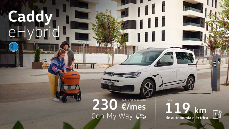 Vista lateral y medio frontal del nuevo Caddy eHybrid blanco junto a una pareja con un carrito de bebé y promoción