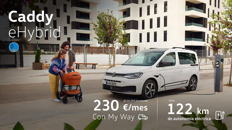 Vista lateral y medio frontal del nuevo Caddy eHybrid blanco junto a una pareja con un carrito de bebé y promoción