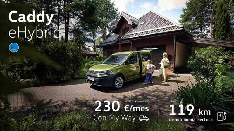 Vista lateral del Caddy eHybrid aparcado en la puerta de una casa con vegetación y una familia, tiene una promoción