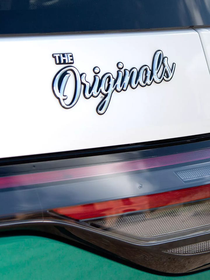 Detalle de una furgo Volkswagen con la placa de The Originals