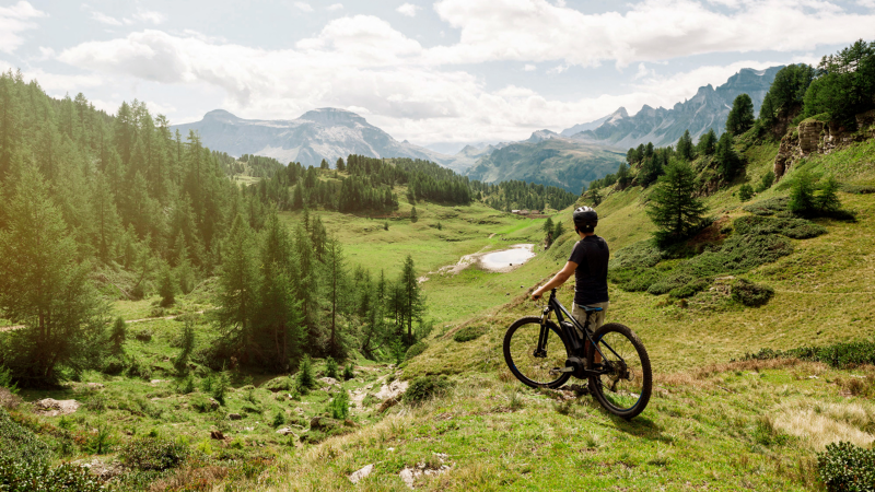 Un hombre en bicicleta en la colina de una montaña.