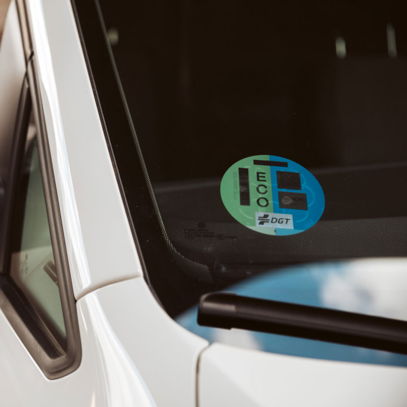 Un vehículo VW con su etiqueta del distintivo ambiental ECO.